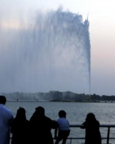 فتاة تقتحم بسيارتها ممشى كورنيش جدة بالسعودية