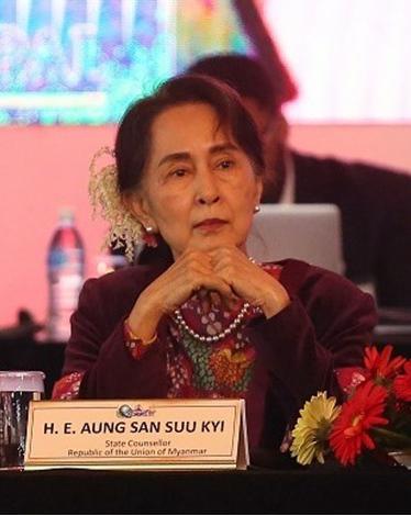 سو تشي هي زعيمة المعارضة سابقا.. وصلت إلى سدة الحكم في ميانمار عام 2016