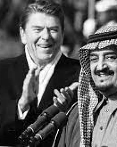 مقطع نادر للملك فهد بن عبد العزيز يمارس السباحة مع نجله