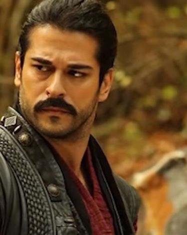 بطل "المؤسس عثمان" يوجه تحية إلى المشاهدين العرب