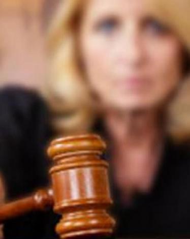 قاضية مسيحية تحكم على مسلمين أساءوا للعذراء بحفظ سورة آل عمران