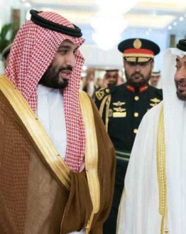 مشهد تحت أقدام محمد بن زايد ومحمد بن سلمان يشعل مواقع التواصل