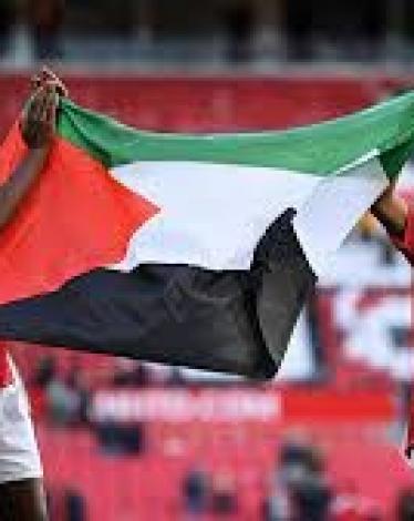 بول بوغبا وأماد ديالو يرفعان علم فلسطين في مباراة مانشستر يونايتد