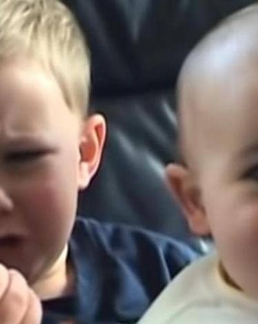 من فيديو شارلي عض إصبعي