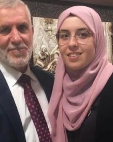 الأسيرة بشرى الطويل تكتب عن إضراب أبيها عن الطعام لأجل حريتها