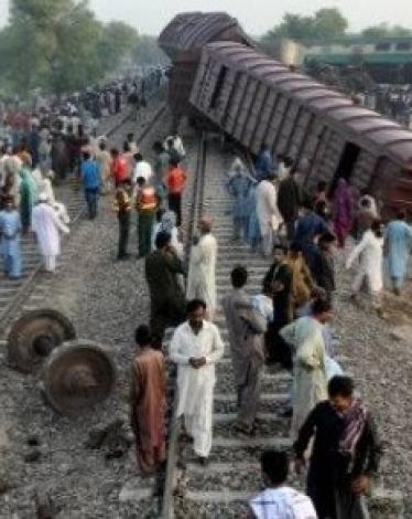 باكستان: مصرع أكثر من 30 شخصاً إثر تصادم قطارين