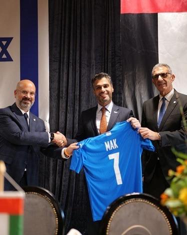 سفير أبو ظبي بتل أبيب يحضر مباراة كرة قدم ويثير سخطا