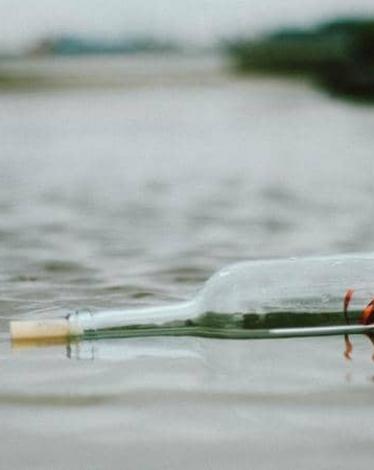 العثور على "رسالة في زجاجة" عبرت آلاف الكيلومترات في 3 سنوات