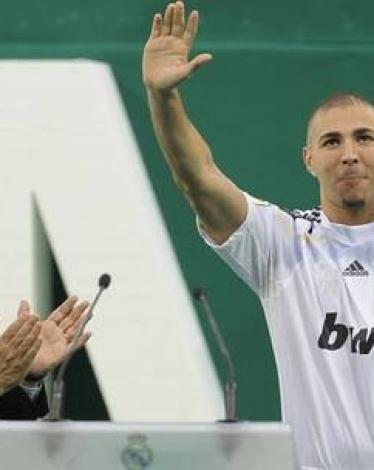 ريال مدريد يجدد عقد مهاجمه بنزيما