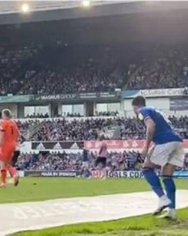 في لقطة غريبة.. حيلة لاعب إنجليزي تنقذ فريقه من الخسارة