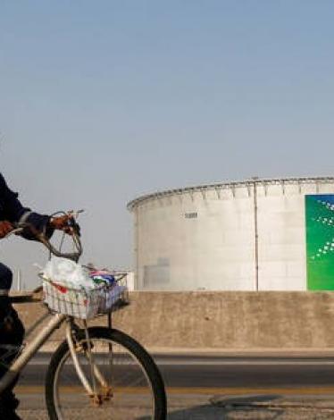 النفط يواصل هبوطه بعد إعلان من السعودية