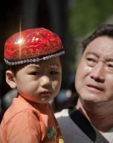 رجل "صيني" يصنع دواء معقدا في المنزل لإنقاذ ابنه من الموت