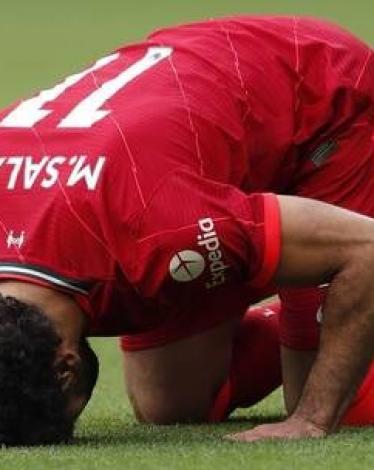 جماهير ليفربول تهدي أغنية جديدة لمحمد صلاح تطالب فيها ببقائه