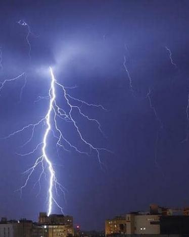 البرق يصعق 13 سجينا في زيمبابوي أثناء تناولهم الغداء