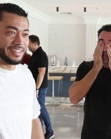 بالدموع.. تشافي يودع السد القطري قبل الرحيل لتدريب برشلونة