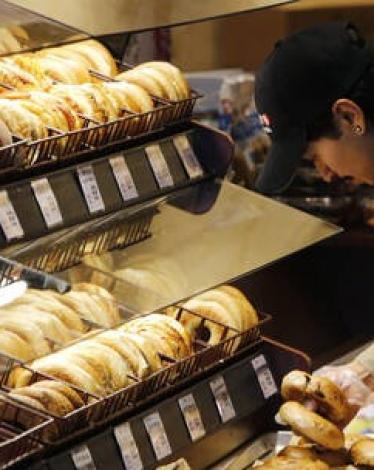 نيويورك.. رجل يهدد بحرق متجر بسبب رفع أعلام إسرائيلية