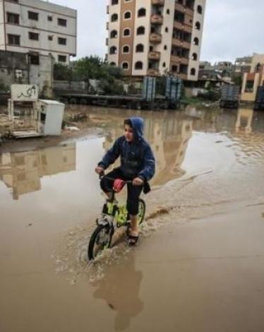 يفر من منزله قبل ثوان من سحقه بموجة من المياه الحمراء