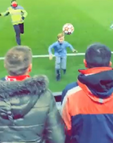 طفل صغير يقتحم ملعب مباراة ليفربول ضد بورتو ويسرق كرة دوري الأبطال