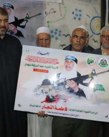 حماس تُزور ذوي "أم الفدائيات" فاطمة النجار في الذكرى الـ 15 لاستشهادها