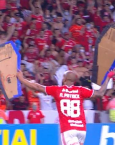 "توابيت كرتونية" تثير أحداث شغب واشتباكات بين فريقين