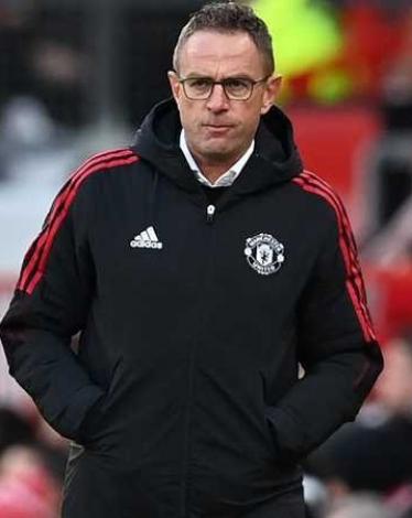 من أجل "جينات مانشستر يونايتد".. رانغنيك يخطط للقاء الأسطورة