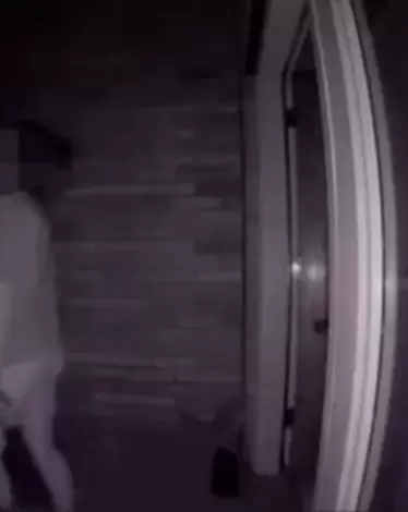 الكاميرا المثبتة أمام باب المنزل كشفت خيانة الزوج