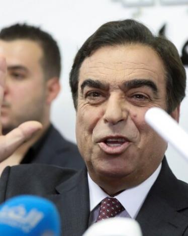 قرداحي يرد على صورة متداولة لشاب يحمل السلاح نسبت له