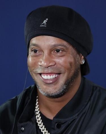 لمسة سحرية من رونالدينيو على رمال الطائرة