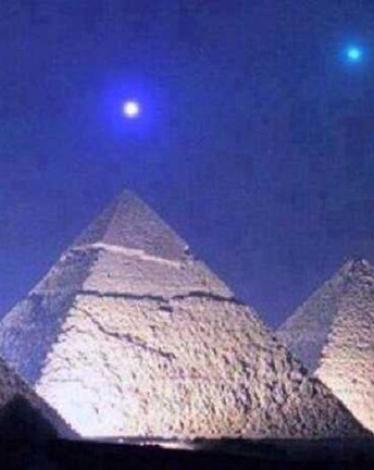 حقيقة صورة اصطفاف الكواكب فوق أهرامات مصر