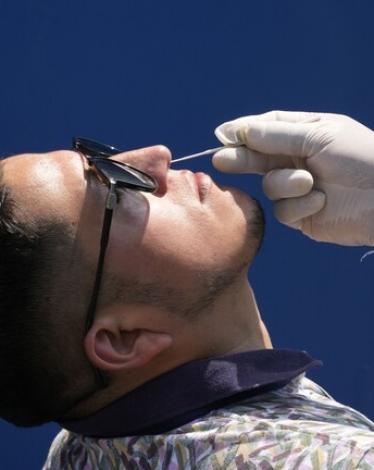 مسحة الأنف "بطيئة" في كشف الإصابة بمتحور "أوميكرون"