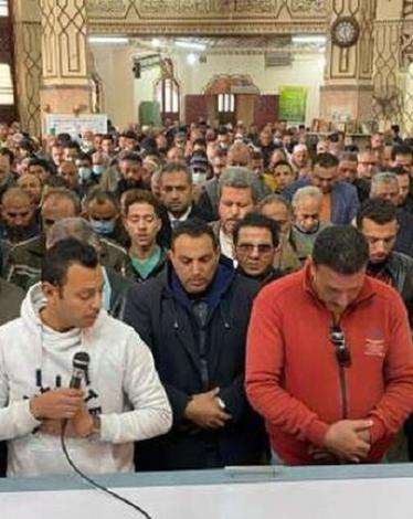 مصر.. موقف محرج خلال صلاة جنازة الإعلامي وائل الإبراشي