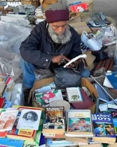 غضب في لبنان بعد إحراق مكتبة ثمانيني مشرد في بيروت