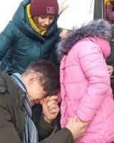 فيديو وداع مؤلم.. أوكراني يرسل طفلته لبر الأمان ويبقى للقتال