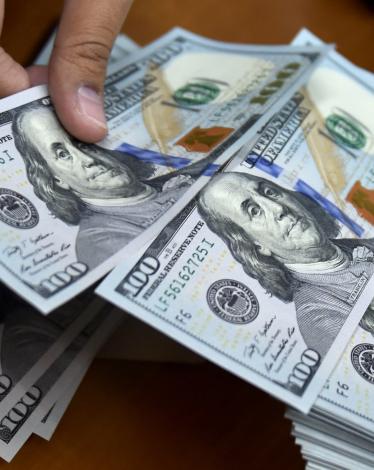 مع استمرار الحرب في أوكرانيا.. قفزة جديدة للدولار أمام الشيكل