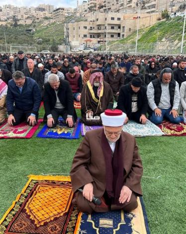 مئات المقدسيون يؤدون صلاة الجمعة في ملعب جبل المكبر