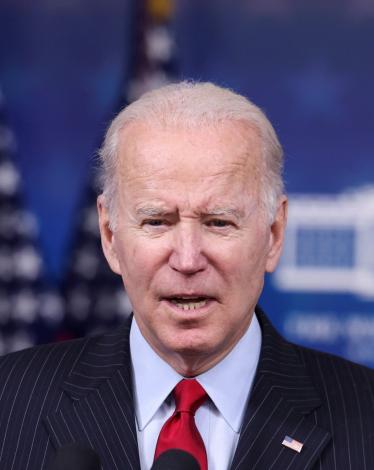 بايدن يعلن تعليق العلاقات التجارية مع روسيا