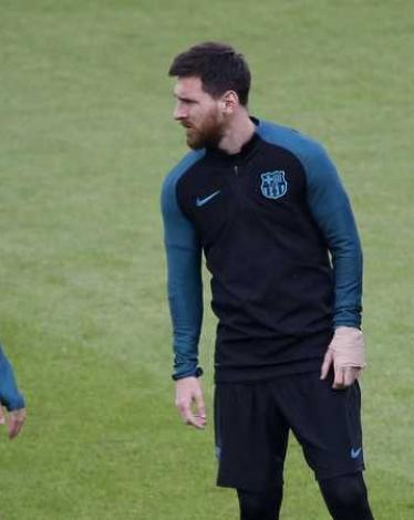 بعد "الصفارات".. رسائل من سواريز وفابريغاس لميسي ونيمار