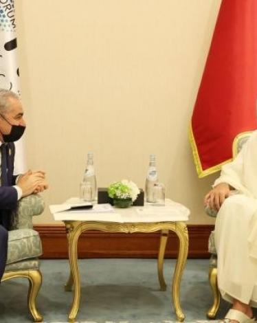 تفاصيل لقاء اشتية بأمير قطر على هامش منتدى الدوحة