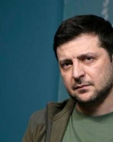 مغردون يتداولون مشهدا "عفويا" لزيلينسكي مع صحفيين