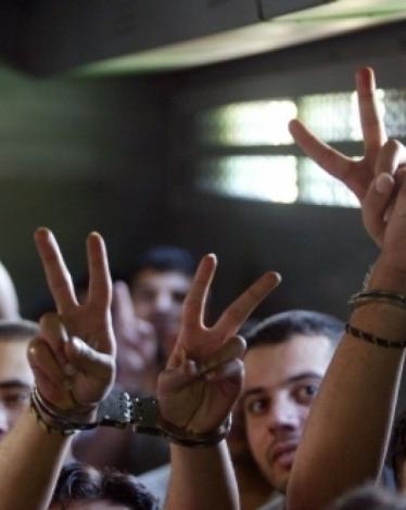 الفصائل الفلسطينية تُعقِّب على قرار تعليق إضراب الأسرى المقرر غدًا