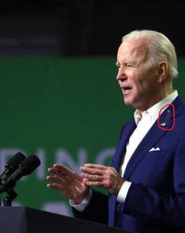 مشهد لسقوط شيء على كتف بايدن.. روايتان للأمر