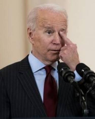 موظفو البيت الأبيض يحتفون بأوباما ويتركون بايدن وحيدا