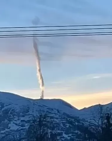 جسم غامض أم سلاح سري؟.. سحابة غريبة فوق جبل تثير الجدل