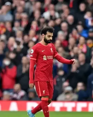 مشهد مؤثر جدا.. ذرف الدموع فرحا من أجل محمد صلاح