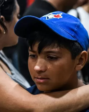 طفل فقد قريبه في هجوم مدرسة روب الابتدائية بتكساس