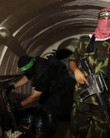 عناصر من المقاومة الفلسطينية داخل أحد الأنفاق في غزة (مواقع التواصل)