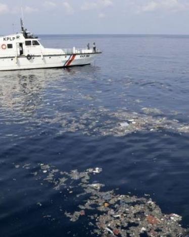 فقدان 26 شخصا بعد غرق سفينة قبالة سواحل اندونيسيا