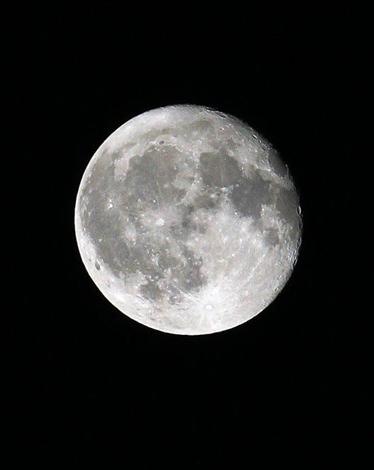 الصين تكتشف علامات تدل على وجود مياه على سطح القمر