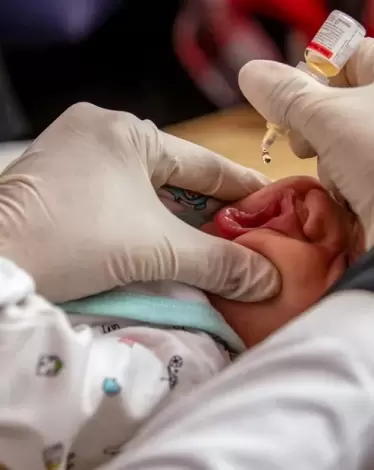 بعد ظهروه في بريطانيا.. ما أعراض الإصابة بفيروس شلل الأطفال؟