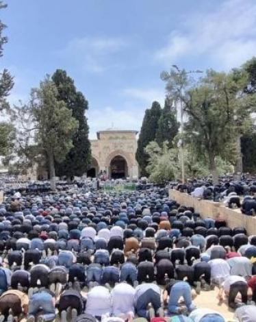 50 ألف مُصلّ يؤدون "الجمعة" في الأقصى
